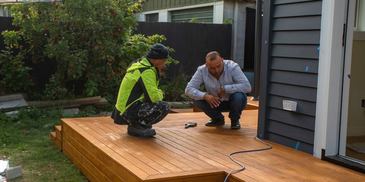 jarbuilders_eqc-repair-not-right.jpg Builder and homeowner discussing an on-site repair assessment in Christchurch