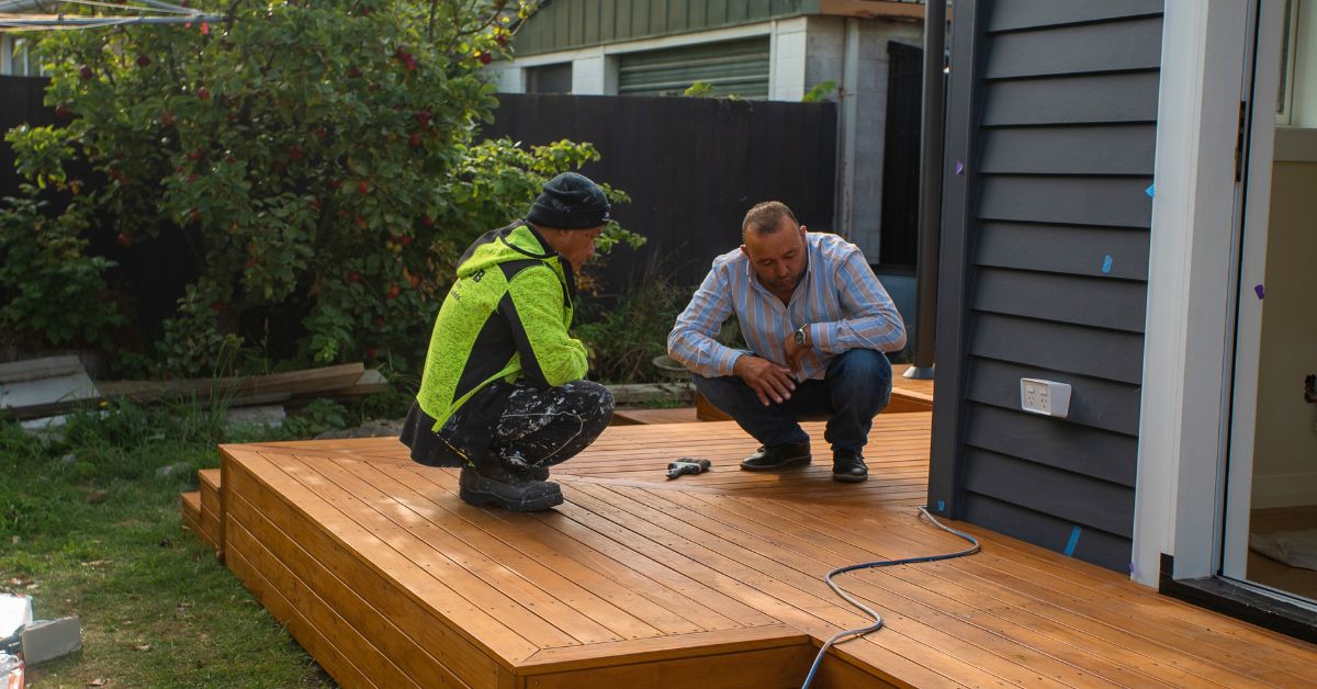 jarbuilders_eqc-repair-not-right.jpg Builder and homeowner discussing an on-site repair assessment in Christchurch